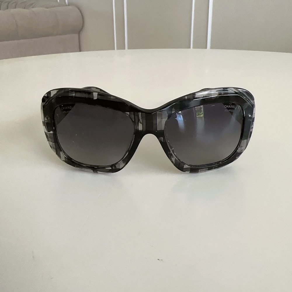 CHANEL Gray Tortoiseshell Oversized Sunglasses - Picture 1 of 6